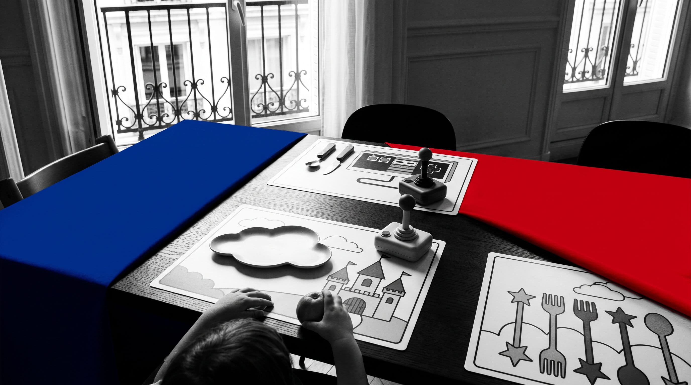 Table de fête dressée avec assiettes et gobelets colorés